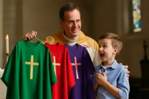 Che ruolo ha il colore dei paramenti liturgici? Il significato spirituale che entusiasma anche i bambini