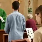 In quali momenti della liturgia è importante stare in piedi, seduti o inginocchiati? La guida chiara che evita confusioni